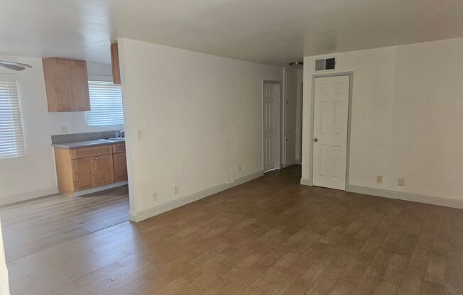 2 BEDROOM 1 BATH Apartment INGLEWOOD- DOWNSTAIRS, Parking included. 1/2 off the 1st month OAC must move in 2 weeks.