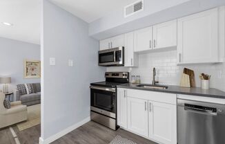 1 bed, 1 bath, 700 sqft, $800, Unit 1M