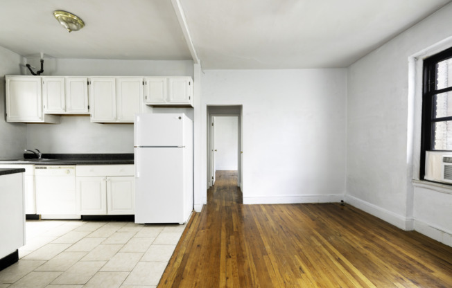 2 beds, 1 bath, $2,400, Unit 4G