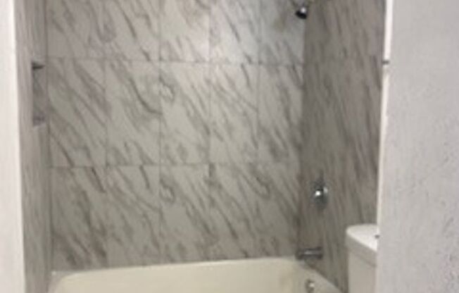 2BR/1BA  TRIPLEX LOCATED DOWNTOWN ORLANDO