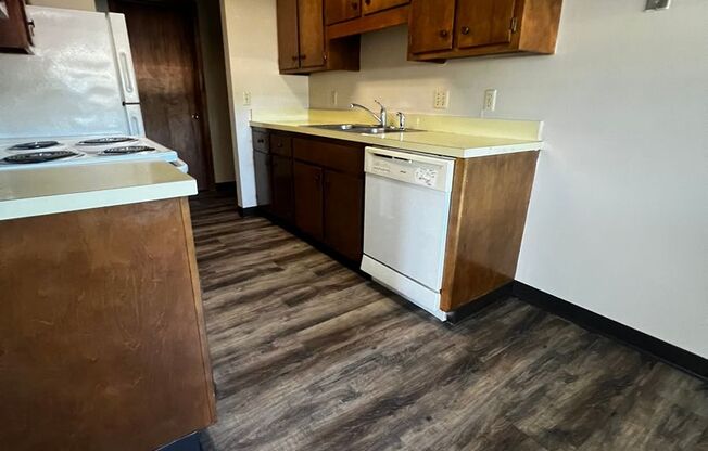 2 beds, 1 bath, 920 sqft, $750, Unit 109