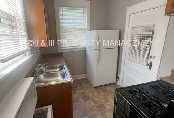 221 W 37 ST