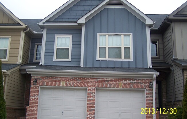 TOWN HOME IN GATED COMMUNITY WITH POOL!