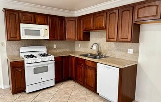 Spacious 2 bedroom condo in Van Nuys