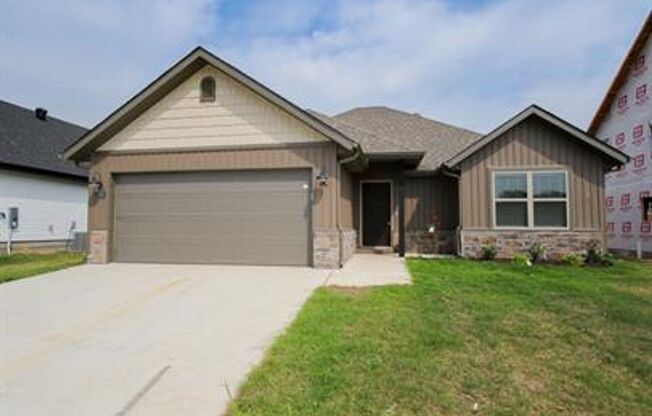 Beautiful newer home in Rogers!