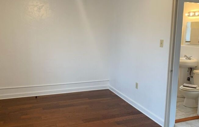 2 beds, 1 bath, $1,850, Unit 201A