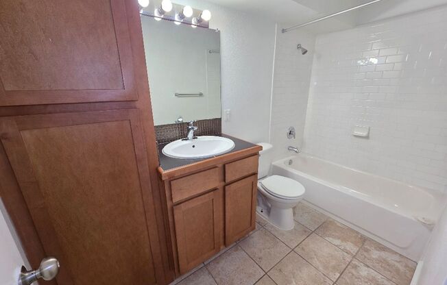 1 bed, 1 bath, 700 sqft, $899, Unit LAW15-104