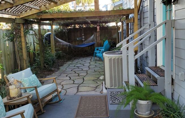Secluded 1/1 located within walking distance of Jacksonville Beach!