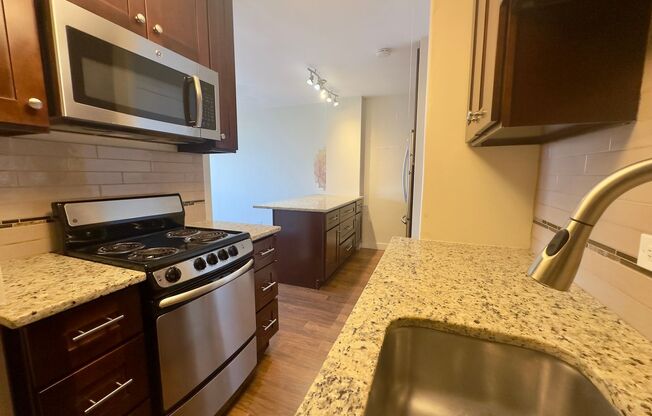 1 bed, 1 bath, 700 sqft, $2,025, Unit 418-1610