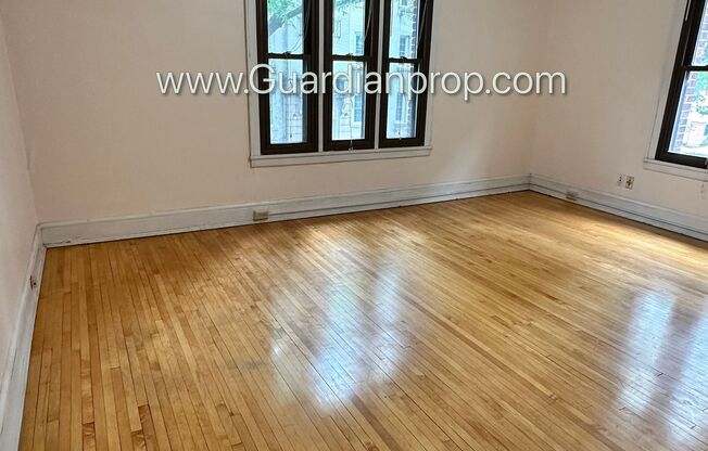 Front Facing 2nd floor Lakes Uptown Apartment, Blocks from Both Lakes, Hardwood Floors, One Month Free