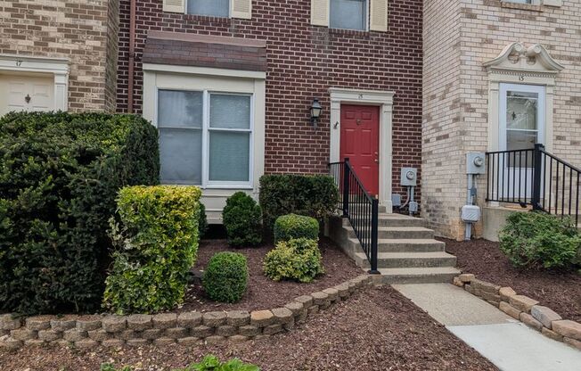 Beautifully maintained townhouse in Frederick available mid May!