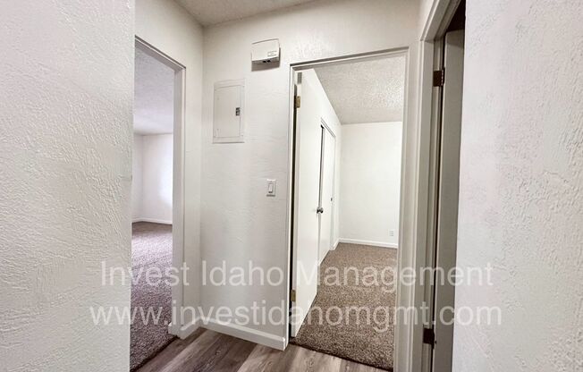 2 beds, 1 bath, 750 sqft, $1,095, Unit J