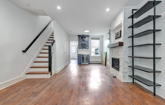 910 3 ST NE