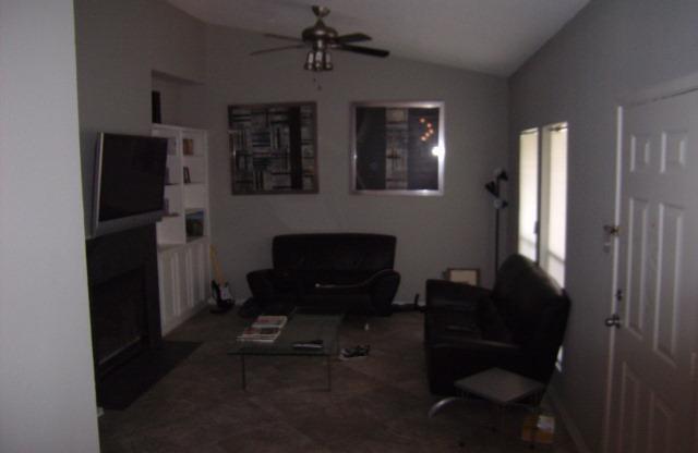UT PRE LEASE: 2 bd/ 2 ba North Campus Condo. Short walk to UT. View of UT Tower!
