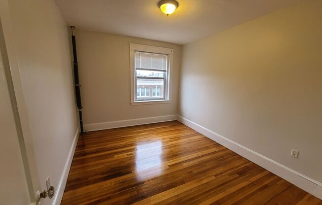 2 beds, 1 bath, $2,850, Unit 30