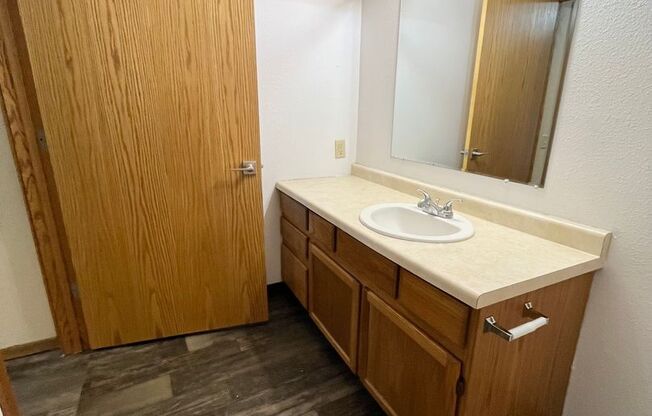 2 beds, 1 bath, 946 sqft, $725, Unit 8