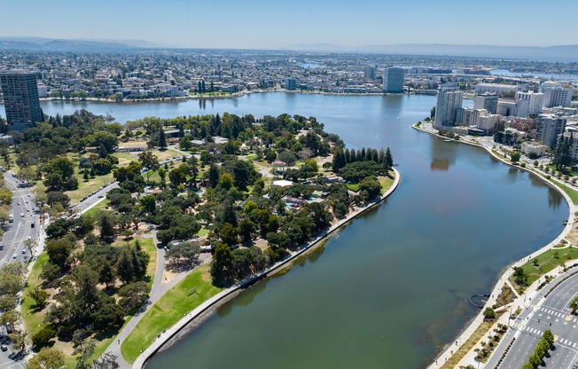Modera Lake Merritt is situated just minutes from the East Bay area with easy access to trails and green space so you can immerse yourself in nature — biking, hiking, or taking Fido for an adventure — close to home.