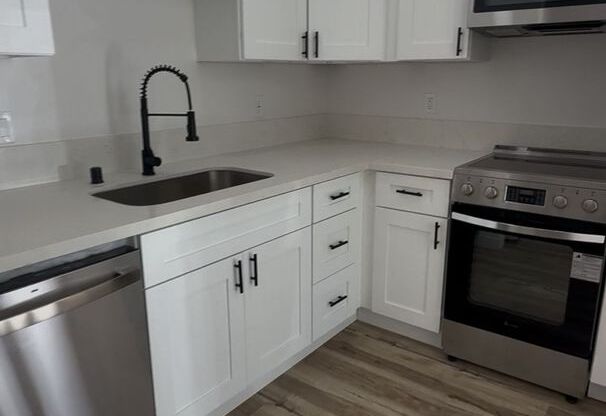 1 bed, 1 bath, 590 sqft, $1,945, Unit #43