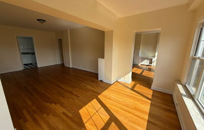 1 bed, 1 bath, 572 sqft, $1,510, Unit Old King Edward 21