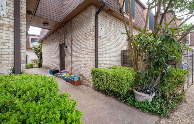 Classic 2 Bedroom, 1 Bath Condo in w/ Swimming Pool in North Austin!