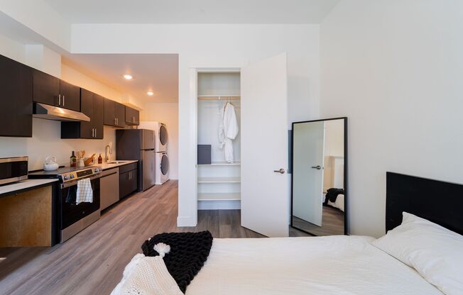 Studio, 1 bath, 325 sqft, $1,099, Unit 318