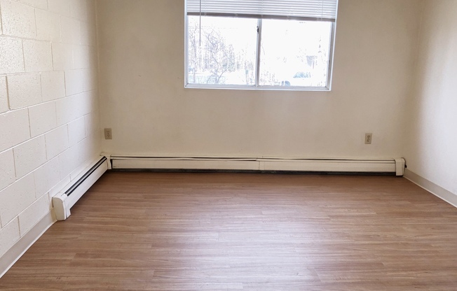 2 beds, 1 bath, $1,300, Unit 04