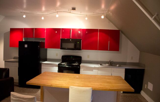 3 beds, 1 bath, $1,950, Unit 10-2