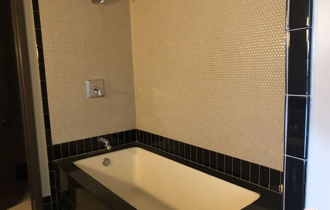 1 bed, 1 bath, 1,390 sqft, $4,300, Unit 708