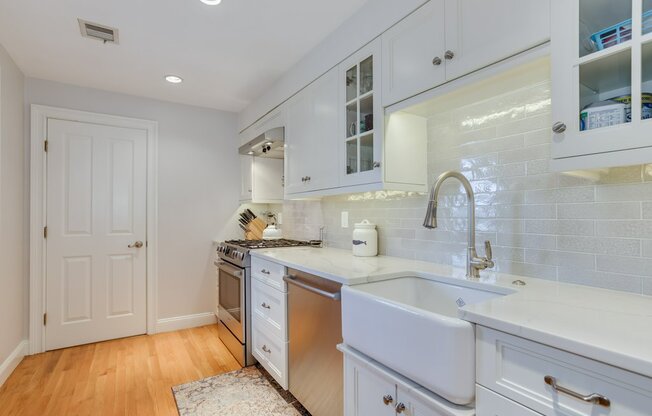 214 W 7 ST