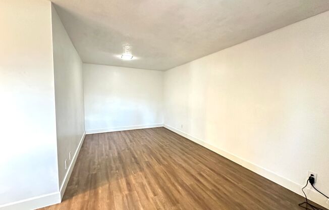 1 bed, 1.5 baths, $1,295, Unit 101