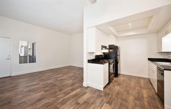 1 bed, 1 bath, 725 sqft, $2,445