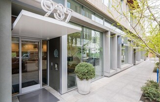 Stunning Condo in the Pearl District - Floor to Ceiling Windows and Bonus Den!