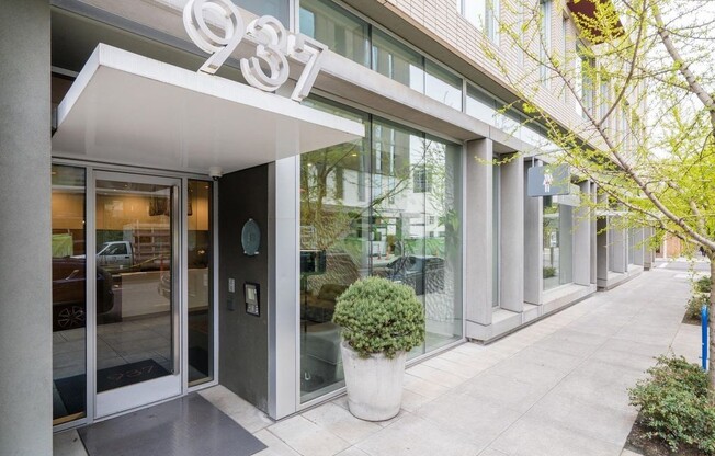 MOVE IN SPECIAL: $500 OFF! Stunning Condo in the Pearl District - Floor to Ceiling Windows