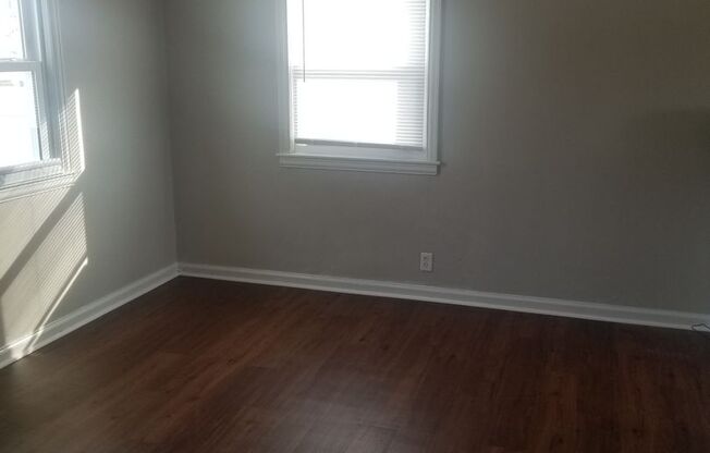 2 beds, 1 bath, $900