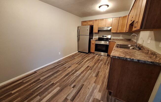 2 beds, 1 bath, $1,295, Unit 694 S. Olson Ave.