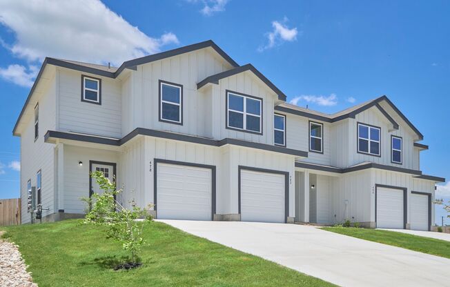 Hunters Ranch Beauty! 3 Bedroom 2 1/2 Bath Townhome