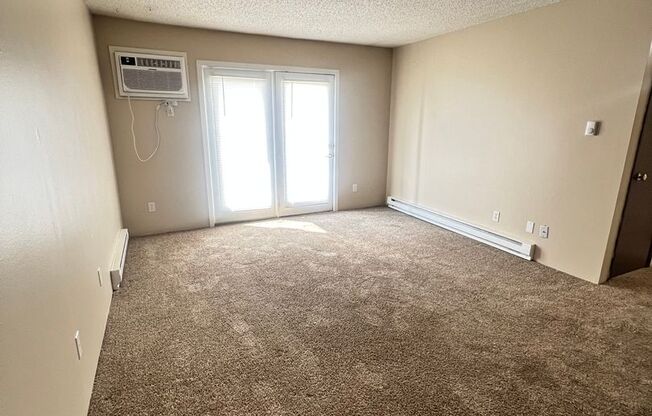 2 beds, 1 bath, 800 sqft, $900, Unit 400-15