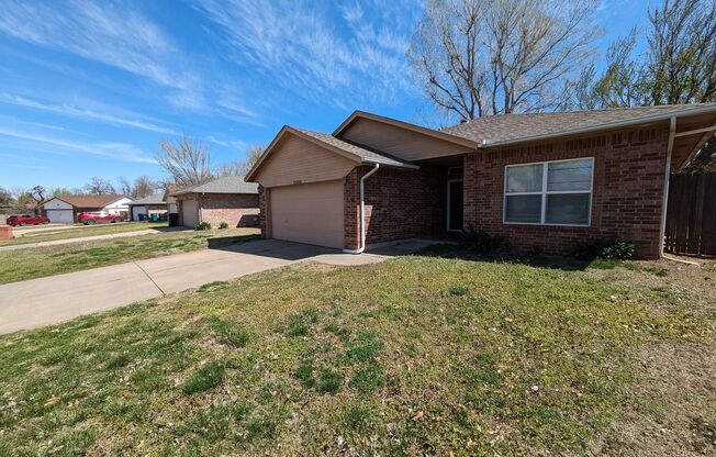 Newly Carpeted 3 bed 2 bath home in Yukon