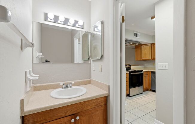 Move in special! Two weeks free with immediate move in! Convenient Townhome In SW Pickwick Park