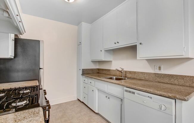 937 6th St in Santa Monica - North of Wilshire and 6 blocks to the beach!