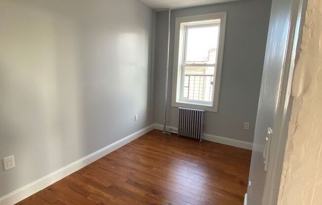 2 beds, 1 bath, $1,900