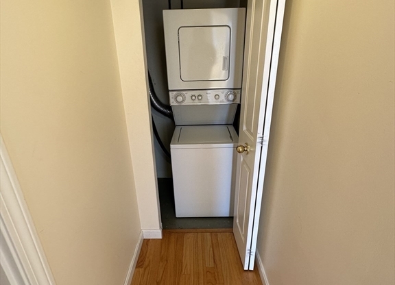 1 bed, 1 bath, 711 sqft, $3,700, Unit 2405