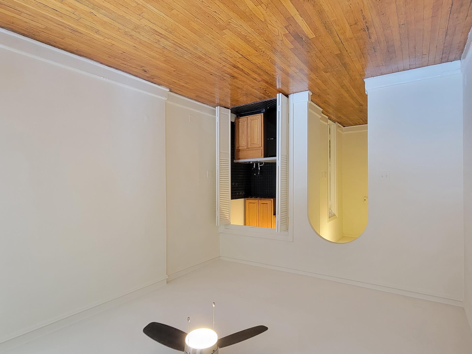 225 W 15 ST