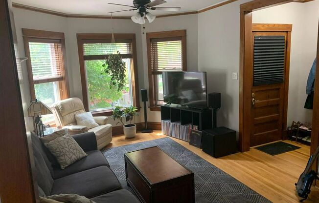 2323 N Hamlin