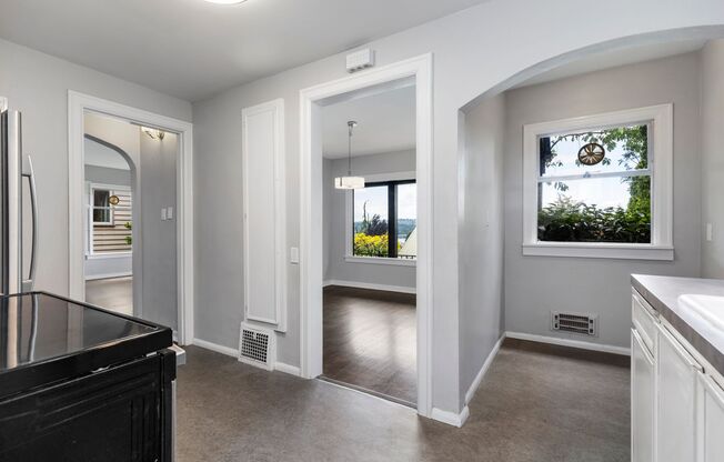 Historic Laurelhurst Home ~ Quiet Neighborhood~ Stunning Water View! 4 Mins to U Village/UW