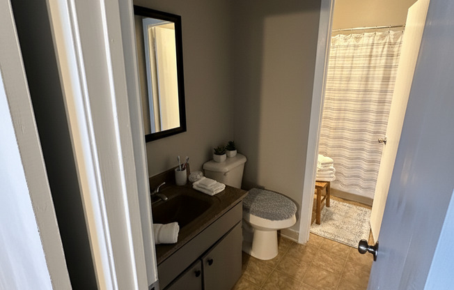 2 beds, 1.5 baths, 900 sqft, $920, Unit 605-202