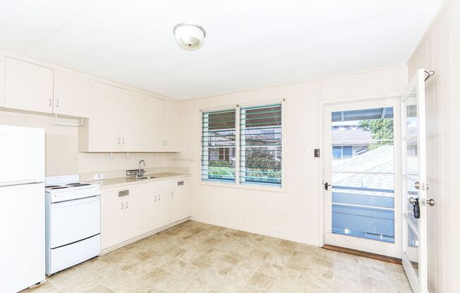 Waiola Street - upstairs 1 bedroom, 1 bath with 1 covered parking