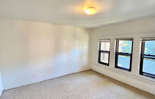 2 beds, 1 bath, $1,195, Unit 4