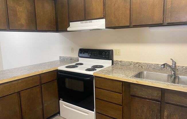 2 beds, 1 bath, 860 sqft, $1,675, Unit 12