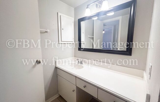 2 beds, 1 bath, $1,000, Unit A4